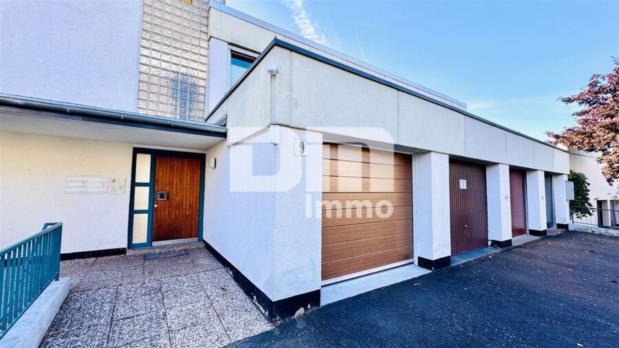 Barrierearme Terrassenwohnung mit Schwimm / Spa-Saunabereich, Garage in gesuchter Lage - Rückansicht / Haupteingang / Zufahrt Garage